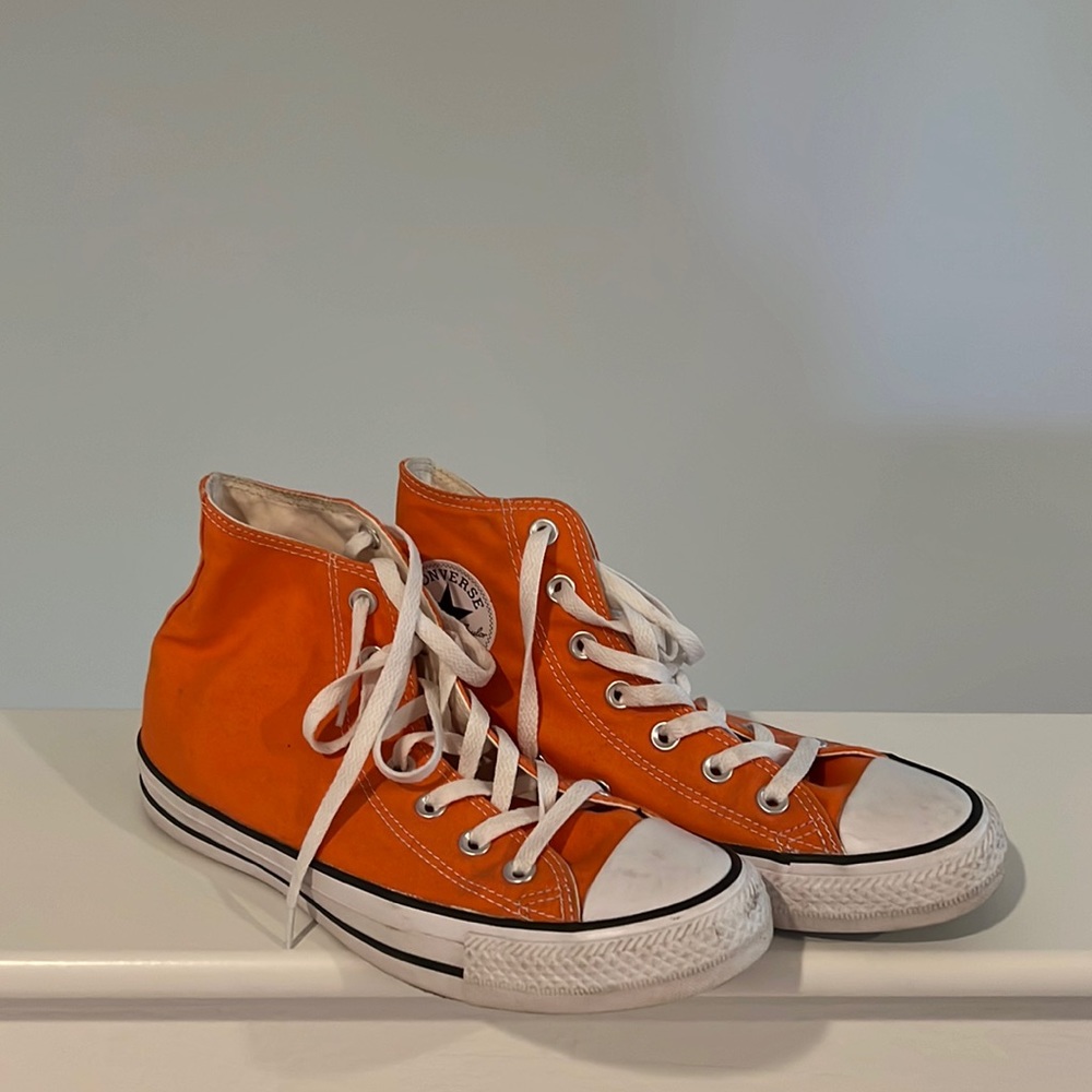 Converse in a womens size 8.